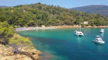 Fransız Akdeniz kıyısındaki Lavandou yakınlarında yer alan Cavaliere 'deki Layet' in havadan görünüşü ve plajı