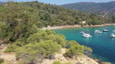 Fransız Akdeniz kıyısındaki Lavandou yakınlarında yer alan Cavaliere 'deki Layet' in havadan görünüşü ve plajı