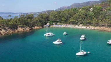 Fransız Akdeniz kıyısındaki Lavandou yakınlarında yer alan Cavaliere 'deki Layet' in havadan görünüşü ve plajı