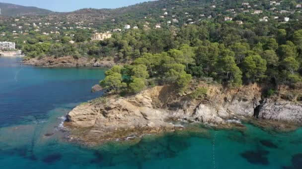フランス地中海沿岸のレイヨル カナデル シュル メールの地中海庭園の空中写真 — ストック動画