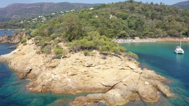 Vue aérienne de la pointe et de la plage de Layet à Cavaliere, près de Lavandou, sur la côte méditéranéenne française