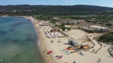 Pampelonne sahilinin havadan görünüşü, Fransız Rivierası 'nda St Tropez' e kadar olan meşhur plaj.