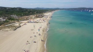 Pampelonne sahilinin havadan görünüşü, Fransız Rivierası 'nda St Tropez' e kadar olan meşhur plaj.