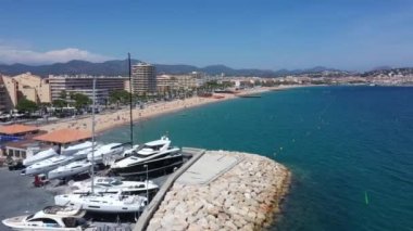 Fransız Rivierası 'ndaki St. Raphael plajının hava manzarası.