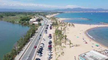 Fransız Rivierası 'ndaki Aziz Aygulf plajının hava manzarası.