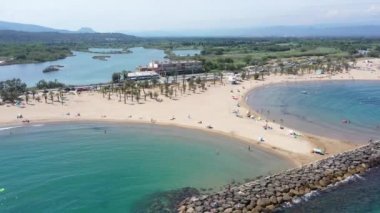 Fransız Rivierası 'ndaki Aziz Aygulf plajının hava manzarası.