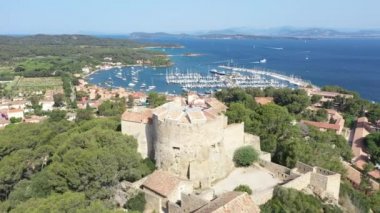 Porquerolles adasının havadan görünüşü Ulusal Port Cros parkında, Porquerolles köyü ve limanı Sainte Agathe şatosundan görüldü.
