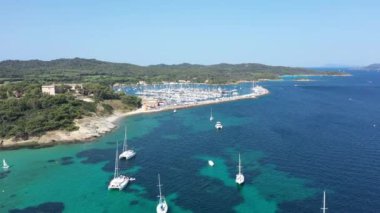 Port Cros Ulusal Parkı 'ndaki Porquerolles adasının havadan görünüşü, Notre Dame Sahili manzarası.