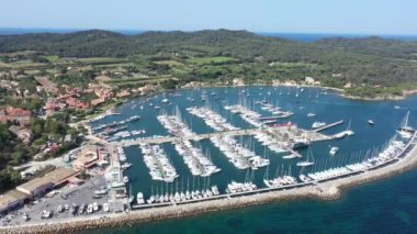Port Cros Ulusal Parkı 'ndaki Porquerolles adasının havadan görünüşü, Notre Dame Sahili manzarası.