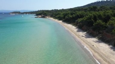 Port Cros Ulusal Parkı 'ndaki Porquerolles adasının havadan görünüşü, Notre Dame Sahili manzarası.