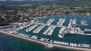 Port Cros Ulusal Parkı 'ndaki Porquerolles adasının havadan görünüşü, Notre Dame Sahili manzarası.