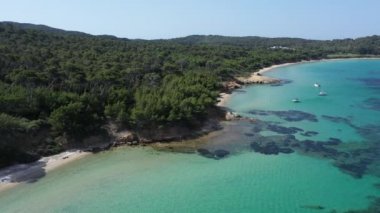 Port Cros Ulusal Parkı 'ndaki Porquerolles adasının havadan görünüşü, Notre Dame Sahili manzarası.