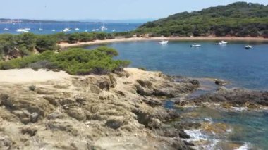Port Cros Ulusal Parkı 'ndaki Porquerolles adasının havadan görünüşü, Langoustier Sahili manzarası.