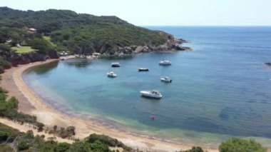 Port Cros Ulusal Parkı 'ndaki Porquerolles adasının havadan görünüşü, Langoustier Sahili manzarası.