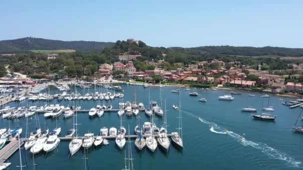 มมองทางอากาศของเกาะ Porquerolles ในอ ทยานแห งชาต ของ Port Cros มมองของท าเร — วีดีโอสต็อก