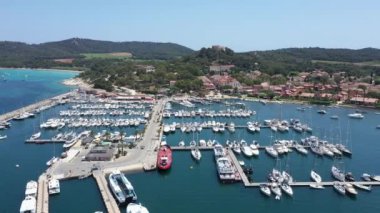 Port Cros Ulusal Parkı 'ndaki Porquerolles adasının hava manzarası, liman manzarası.