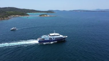 Port Cros Ulusal Parkı 'ndaki Porquerolles adasının hava manzarası, feribot manzarası.