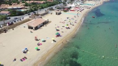 Fransız Rivierası 'nda Saint Maxime yakınlarındaki La Nartelle plajının havadan görüntüsü.