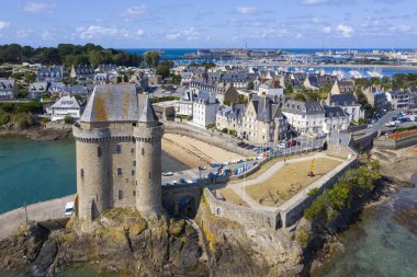 Saint Servan ve Solidor Kulesi 'nin havadan görünüşü, Saint Malo Fransa, Brittany' de.