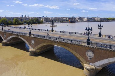 Bordeaux, Pont de Pierre, Bordeaux 'da güzel bir yaz gününde eski bir taş köprü,