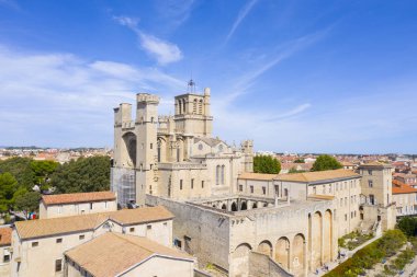 Saint-Nazaire Katedrali ile Beziers şehrinin hava manzarası