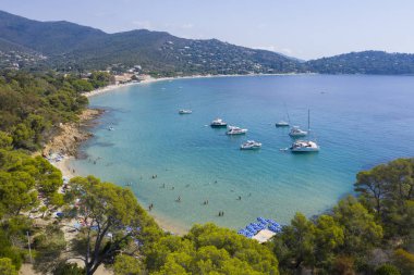 Fransız Akdeniz kıyısındaki Lavandou yakınlarında yer alan Cavaliere 'deki Layet' in havadan görünüşü ve plajı