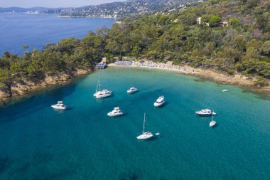 Fransız Akdeniz kıyısındaki Lavandou yakınlarında yer alan Cavaliere 'deki Layet' in havadan görünüşü ve plajı