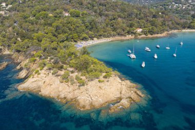 Fransız Akdeniz kıyısındaki Lavandou yakınlarında yer alan Cavaliere 'deki Layet' in havadan görünüşü ve plajı