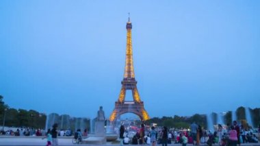 Fransa, Paris, Timelapse Hava karardığında Trocadero 'dan Eyfel Kulesi manzarası