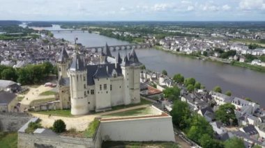 Şato ve Loire Vadisi 'nin havadan görünüşü, Saumur Şatosu onuncu yüzyılda inşa edildi ve onikinci yüzyılın sonlarında yeniden inşa edildi.