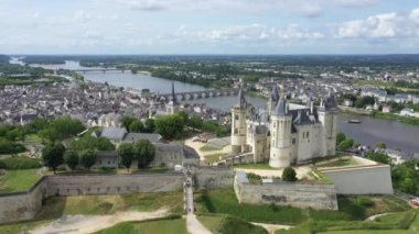 Şato ve Loire Vadisi 'nin havadan görünüşü, Saumur Şatosu onuncu yüzyılda inşa edildi ve onikinci yüzyılın sonlarında yeniden inşa edildi.