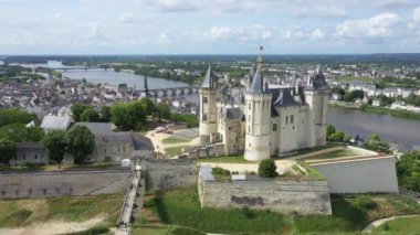 Şato ve Loire Vadisi 'nin havadan görünüşü, Saumur Şatosu onuncu yüzyılda inşa edildi ve onikinci yüzyılın sonlarında yeniden inşa edildi.