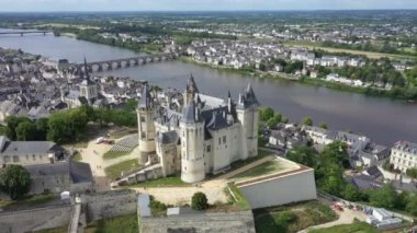 Şato ve Loire Vadisi 'nin havadan görünüşü, Saumur Şatosu onuncu yüzyılda inşa edildi ve onikinci yüzyılın sonlarında yeniden inşa edildi.