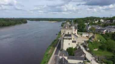 Loire ve Vienne nehirlerinin birleştiği Montsoreau Kalesi 'nin hava manzarası. Montsoreau (Fransa 'nın En Güzel Köyleri), Maine-et-Loire,
