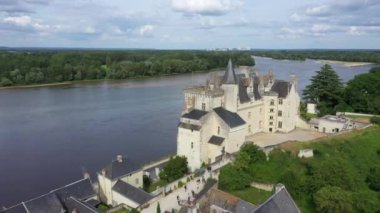 Loire ve Vienne nehirlerinin birleştiği Montsoreau Kalesi 'nin hava manzarası. Montsoreau (Fransa 'nın En Güzel Köyleri), Maine-et-Loire,