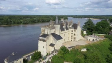 Loire ve Vienne nehirlerinin birleştiği Montsoreau Kalesi 'nin hava manzarası. Montsoreau (Fransa 'nın En Güzel Köyleri), Maine-et-Loire,