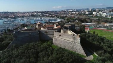 Fransız Rivierası 'ndaki Antibes şehrinin havadan görünüşü, Carre Kalesi.