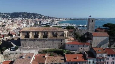 Cannes 'ın hava manzarası, le Suquet, Notre Dame d' esperance ve Cannes Limanı manzarası