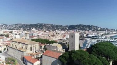Cannes 'ın hava manzarası, le Suquet, Notre Dame d' esperance ve Cannes Limanı manzarası