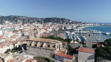 Cannes 'ın hava manzarası, le Suquet, Notre Dame d' esperance ve Cannes Limanı manzarası