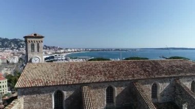 Cannes 'ın hava manzarası, le Suquet, Notre Dame d' esperance ve Cannes Limanı manzarası