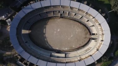 Frejus, Güney Fransa 'daki bir Roma arenasının havadan görünüşü