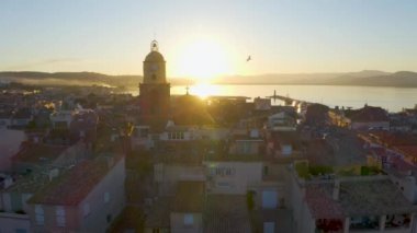 Fransa, gün batımında St Tropez Limanı 'nın hava manzarası