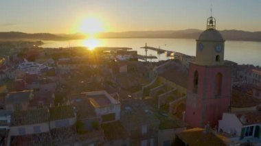 Fransa, gün batımında St Tropez Limanı 'nın hava manzarası