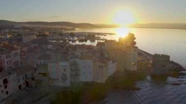 Fransa, gün batımında St Tropez Limanı 'nın hava manzarası
