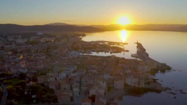 Fransa, gün batımında St Tropez Limanı 'nın hava manzarası