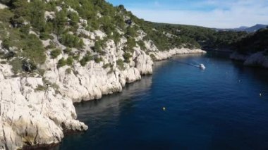 Cassis balıkçı köyü yakınlarındaki Calanques Ulusal Parkı 'nın havadan görüntüsü.
