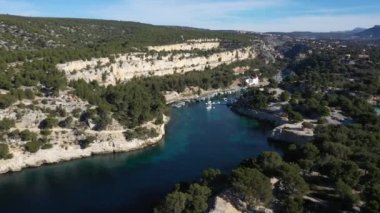 Cassis balıkçı köyü yakınlarındaki Calanques Ulusal Parkı 'nın havadan görüntüsü. Küçük Liman 