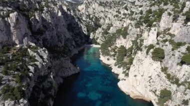 Cassis balıkçı köyü yakınlarındaki Calanques Ulusal Parkı 'nın havadan görüntüsü. Calanques d 'en Vau