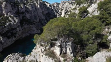 Cassis balıkçı köyü yakınlarındaki Calanques Ulusal Parkı 'nın havadan görüntüsü. Calanques d 'en Vau